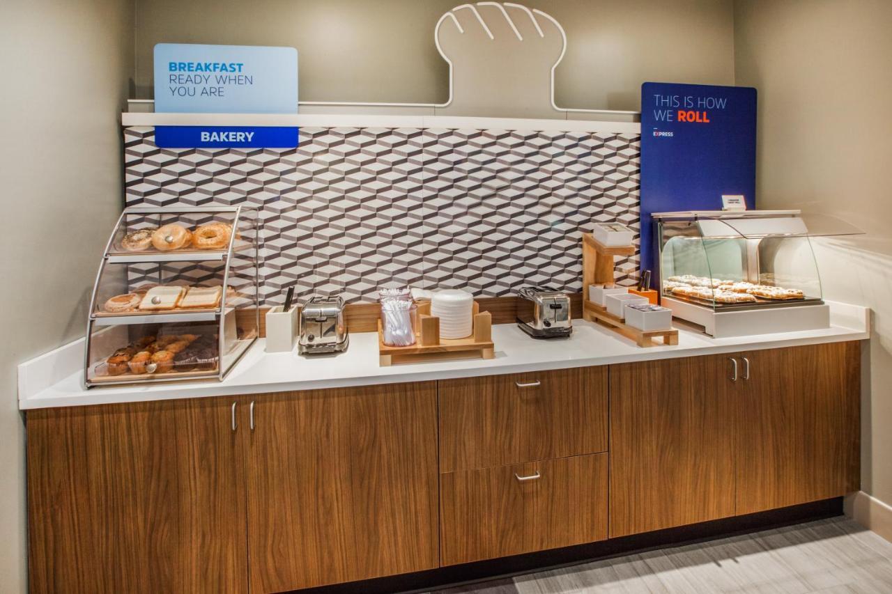 Holiday Inn Express & Suites - Madison West - Middleton By Ihg Екстер'єр фото