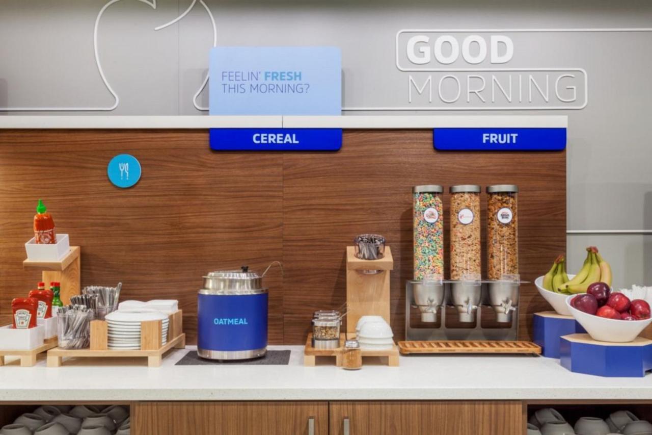 Holiday Inn Express & Suites - Madison West - Middleton By Ihg Екстер'єр фото