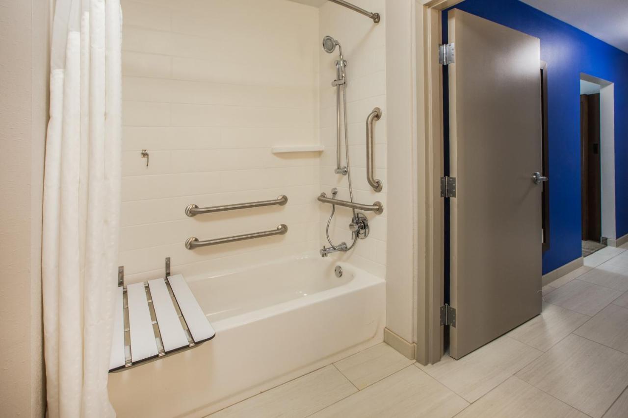 Holiday Inn Express & Suites - Madison West - Middleton By Ihg Екстер'єр фото