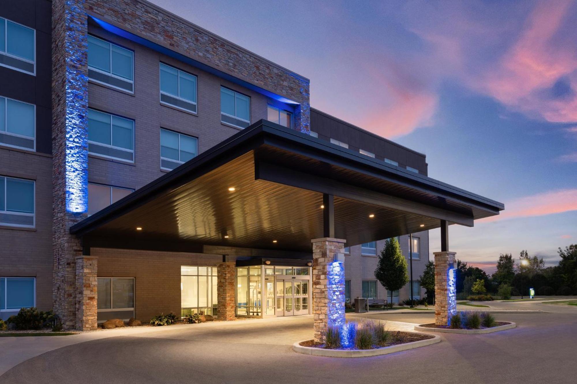Holiday Inn Express & Suites - Madison West - Middleton By Ihg Екстер'єр фото
