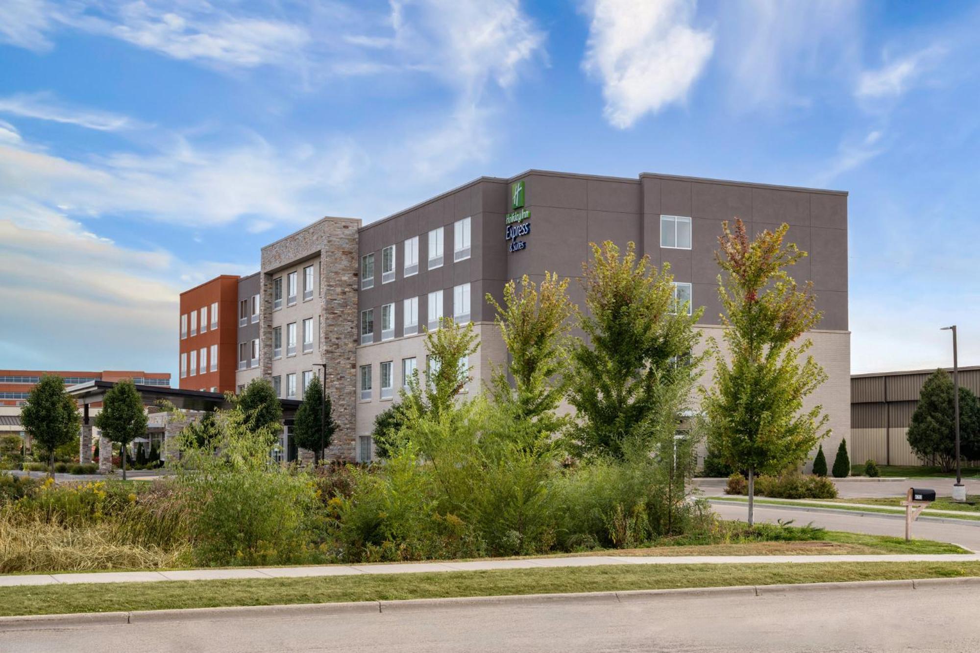 Holiday Inn Express & Suites - Madison West - Middleton By Ihg Екстер'єр фото